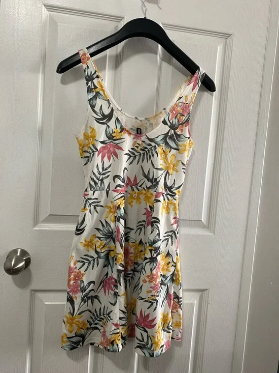 H&M Divided Tropical Floral Skater Dress - Sz 8 EUC - Picture 3 of 6